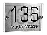 Elegantes Hausnummernschild - personalisierbar mit Hausnummer & Straßenname - bedrucktes Acrylglas mit Rückwand und Abstandshalter - Größe 140 x 200 mm