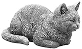 gartendekoparadies.de Liegende Katze, Steinfigur, H. 17 cm, 8,5 kg, Grau, frostsicher aus Steinguss für Außenbereich