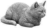 gartendekoparadies.de Liegende Katze, Steinfigur, H. 17 cm, 8,5 kg, Grau, frostsicher aus Steinguss für Außenbereich