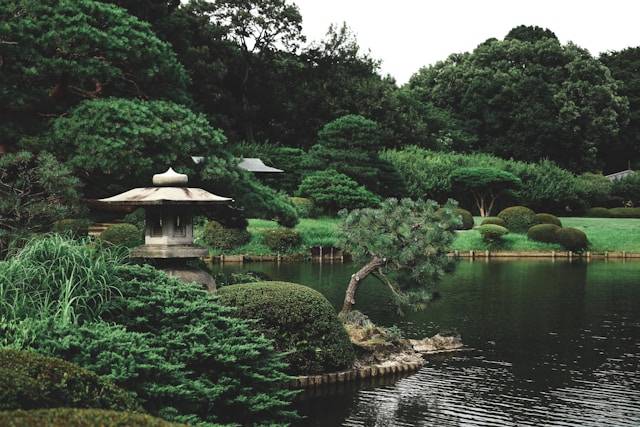 Steinlaternen im japanischen Garten