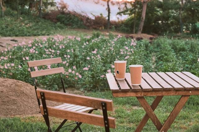 Terrassenstühle und Tische im Industrie-Design für den Garten