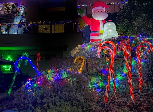 Aufblasbarer Weihnachtsmann als Gartendeko für Weihnachten