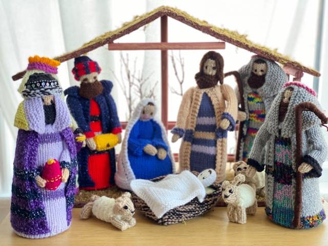 Naturkrippe als DIY-Weihnachtsdeko aus dem Garten